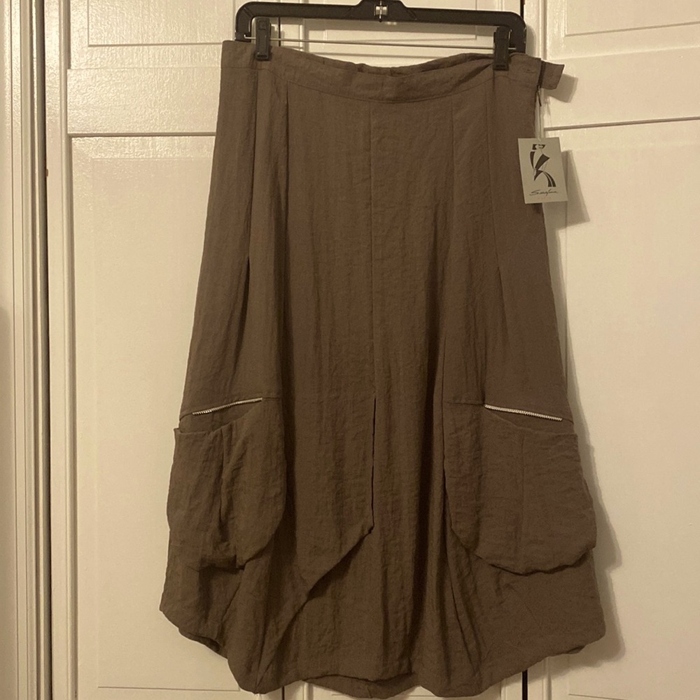 Sarafina Paris skirt, size 3, color light brown,NWT